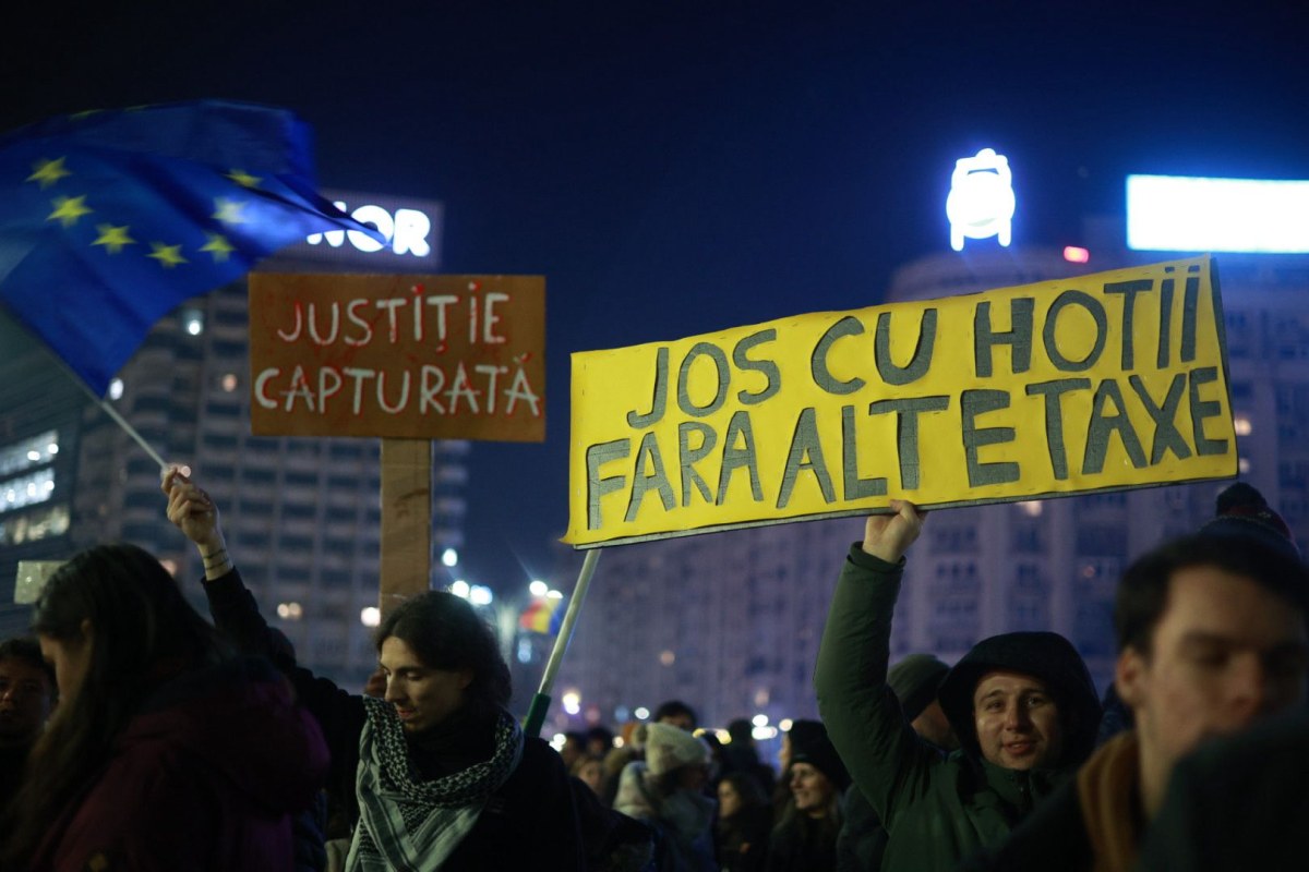 Nou protest în Piața Victoriei din București. Câteva mii de oameni au cerut demisia șefei Curții Supreme, Lia Savonea, pentru neregulile din justiție, în a patra zi consecutivă