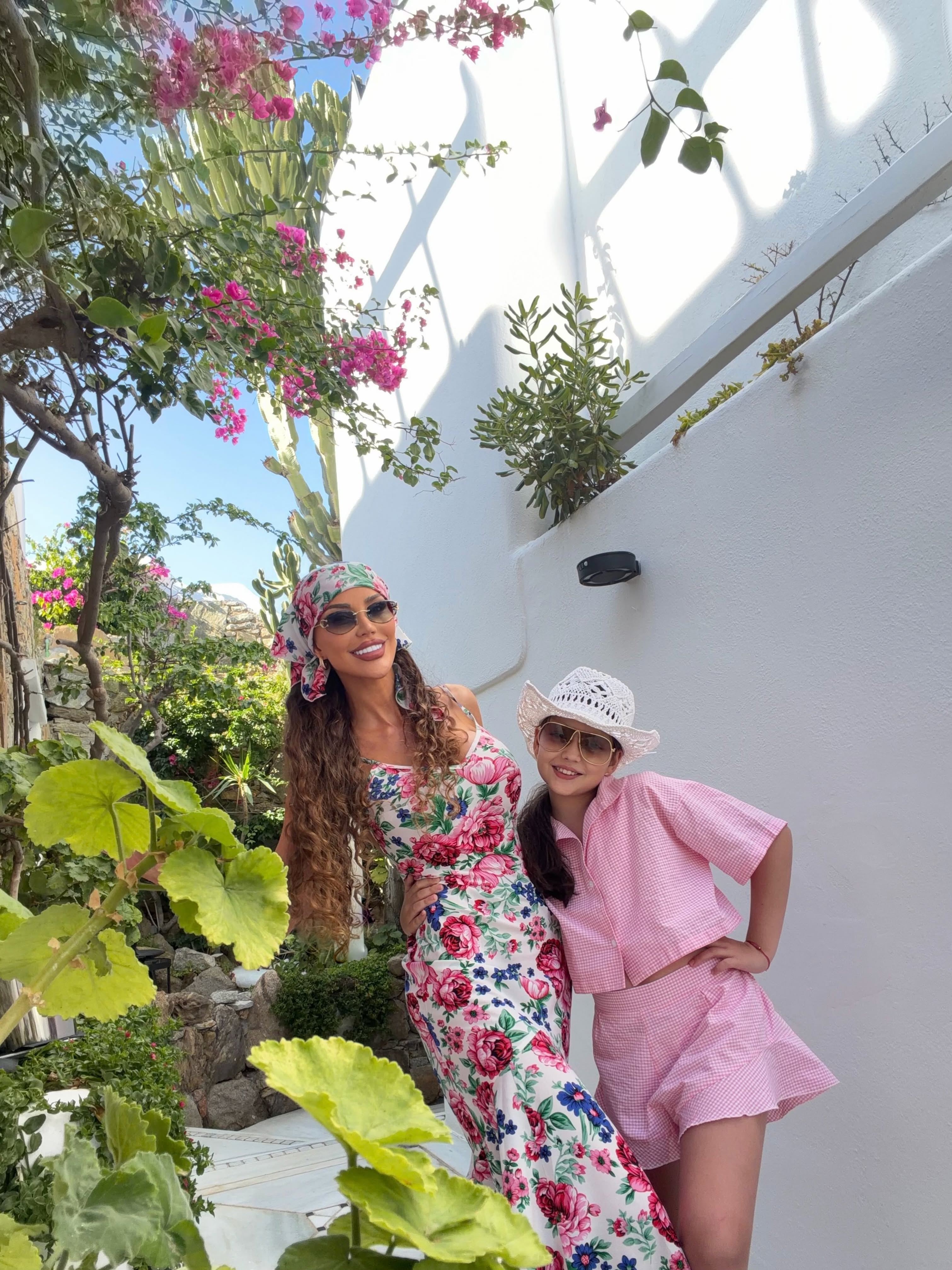 Bianca Drăgușanu, vacanță de lux în Mykonos alături de fiica ei. Cât costă o singură noapte la hotelul exclusivist ales de vedetă
