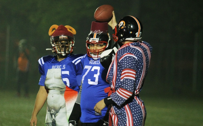 FOTO / Meci de groază la ”Arcul de Triumf”! Arlechinii şi Rebelii au jucat rugby-fotbal american