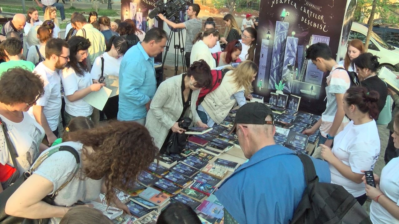 FOTO/ Aglomerație la Noaptea Cărților Deschise. Zeci de oameni au stat la coadă să ia un volum gratis
