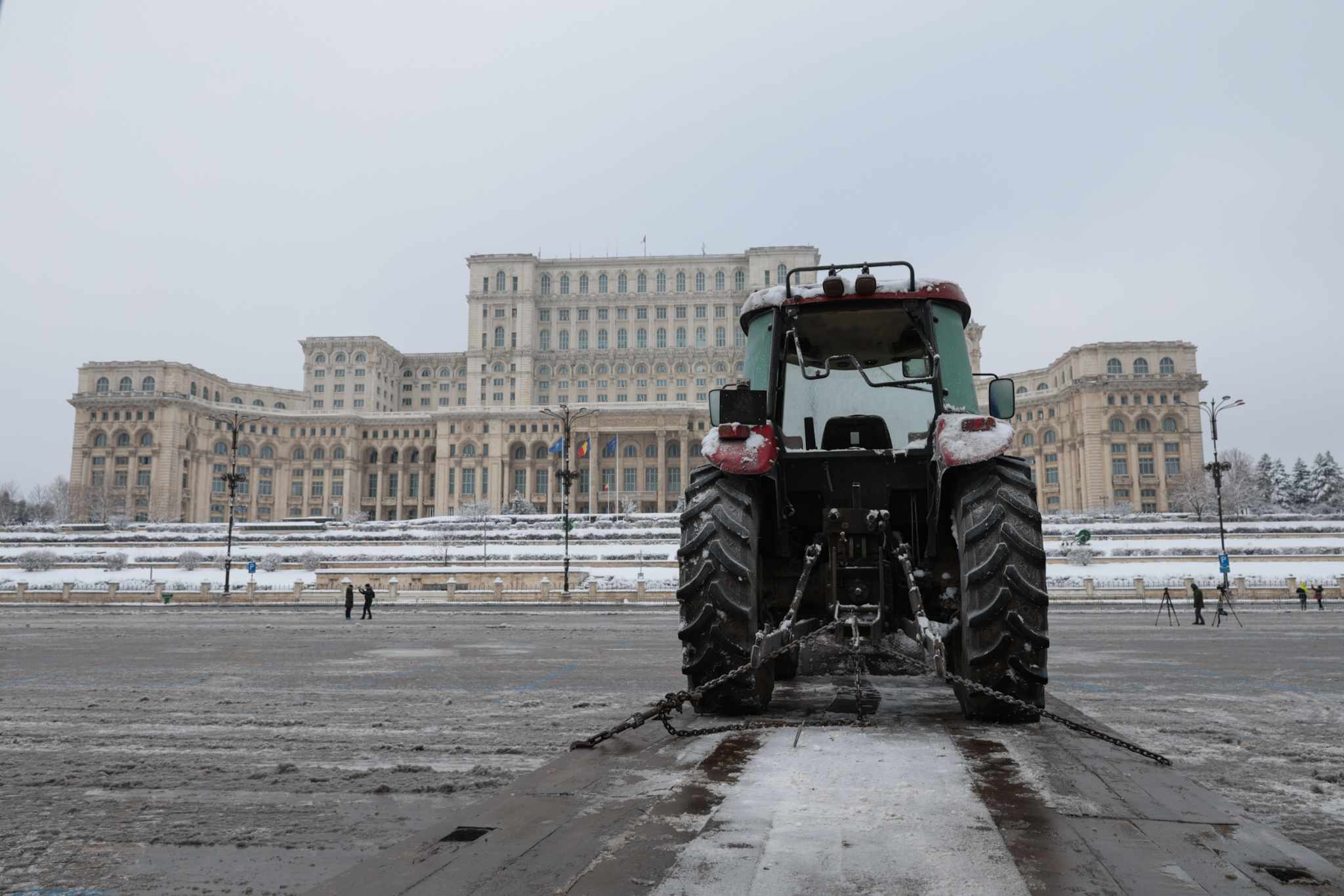Un singur camion cu un tractor pe platformă a fost în prima zi a protestului de trei zile din Piața Constituției. Ce s-a anunțat pentru ziua de luni