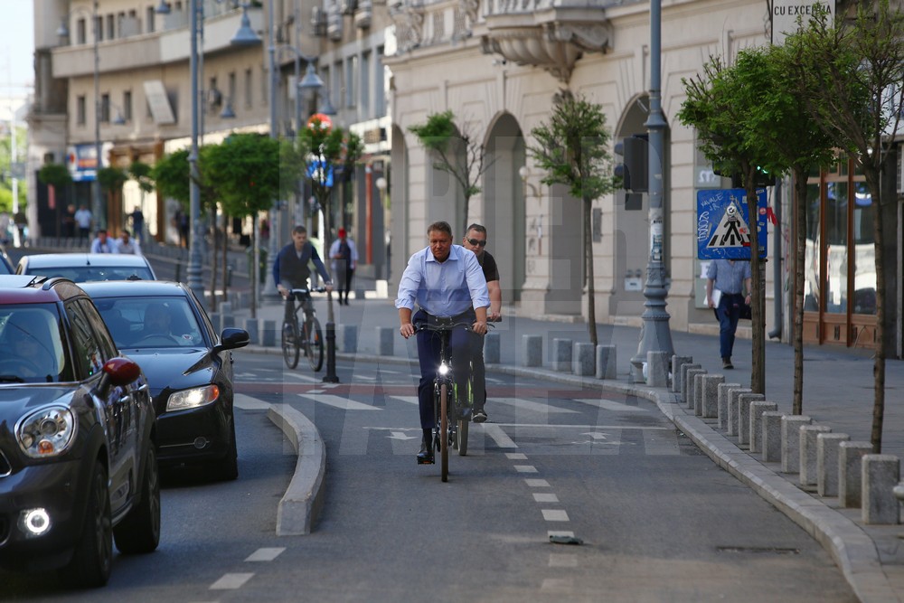 EXCLUSIV. Iohannis a mers cu bicicleta la serviciu, de la reședința oficială la Cotroceni / FOTO&VIDEO