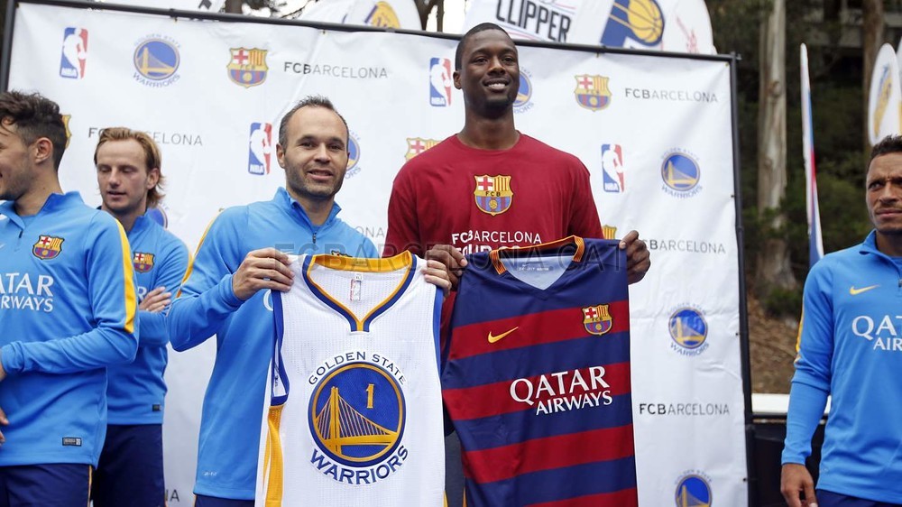 Fotbaliștii Barcelonei s-au antrenat cu starurile NBA de la Golden State Warriors / VIDEO
