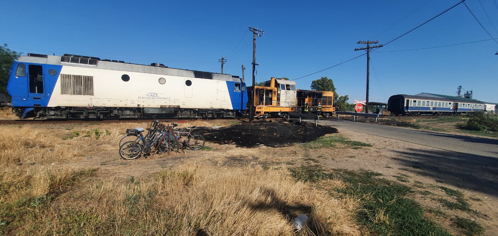 Locomotiva unui tren cu pasageri din Bihor a luat foc. Mecanicul i-a ajutat pe pasageri și a ajuns la spital cu arsuri de gradul II