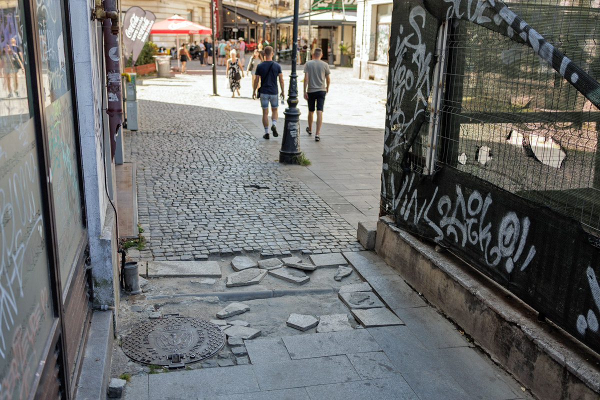 Curățarea Centrului Istoric a început, dar nu se vede. Cea mai profitabilă zonă turistică din București arată deplorabil