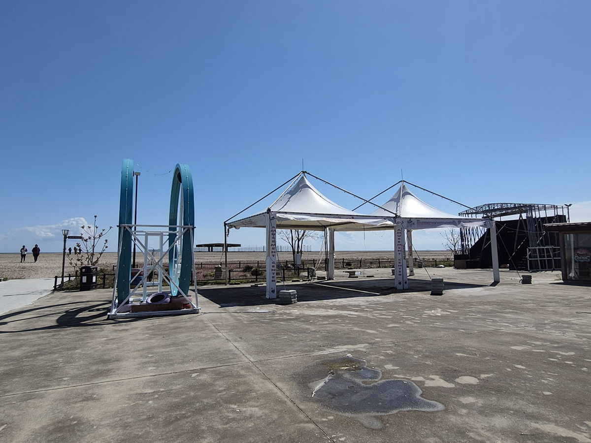 Minivacanța de 1 Mai a început timid în stațiunea Mamaia: puțini turiști, telegondole goale și vânt puternic pe litoral 