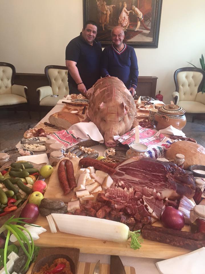 Porcul obscen al lui Axinte îți taie pofta de mâncare. GARANTAT! | FOTO
