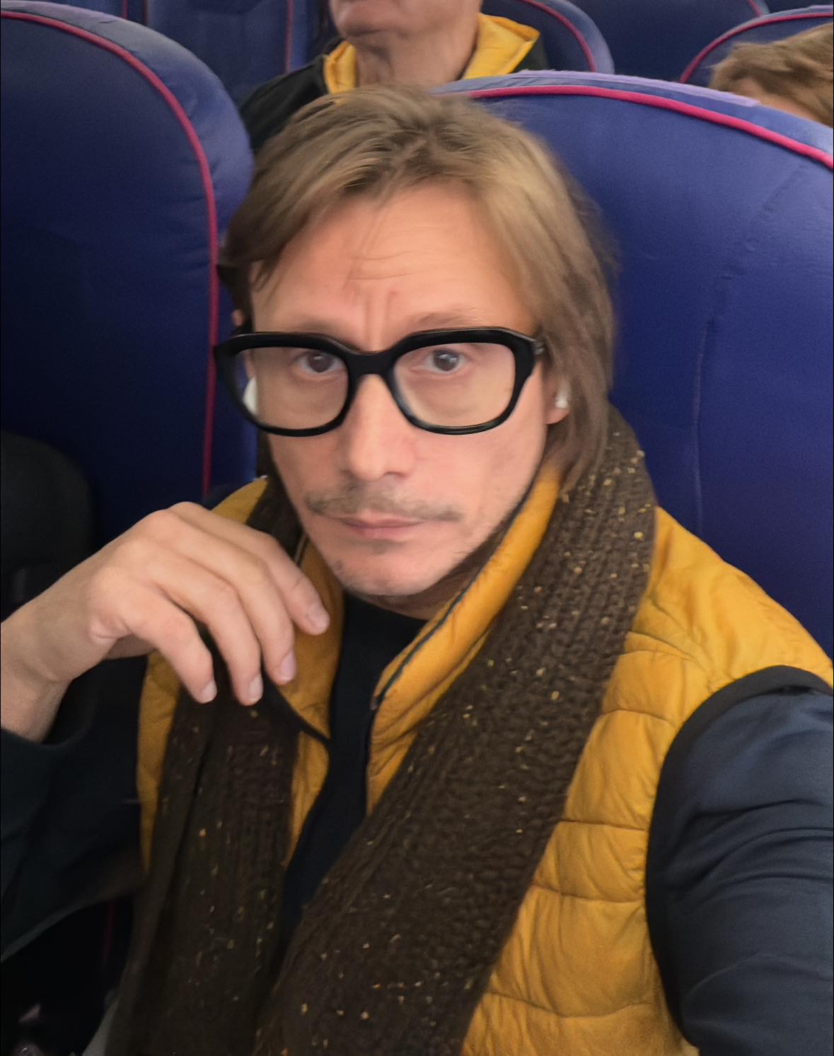 Marius Manole își donează costumul purtat în prima piesă de teatru în care a jucat. Cum arată piesa vestimentară. „Sper că va inspira cât mai mulți oameni”