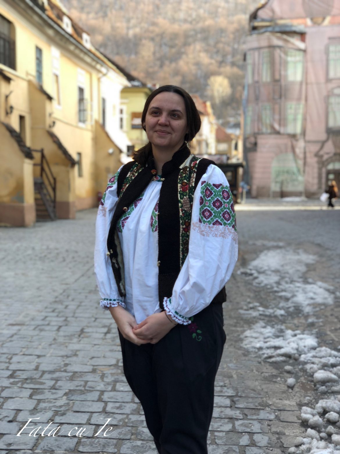 VIDEO / Fata care poartă ie în fiecare zi din anul Centenarului Marii Uniri. ”Semnele cusute pe cămăși poartă mesajul celor dinainte”