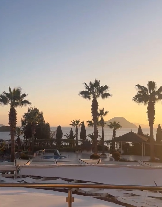 Imagini cu apartamentul de lux în care Vica Blochina a stat în Bodrum. Are jacuzzi, scară interioară și terasă cu vedere la Marea Egee