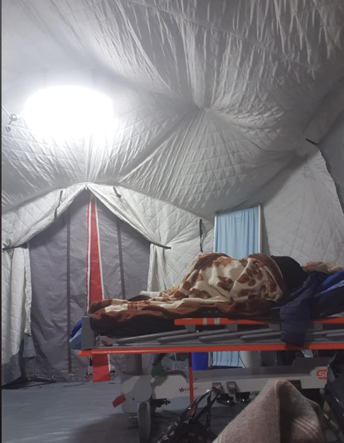Pacienții de la Spitalul „Sf. Pantelimon” din București dorm pe tărgi și se încălzesc cu „un tun pe motorină”. Medic: „Acest cort este o soluție salvatoare”