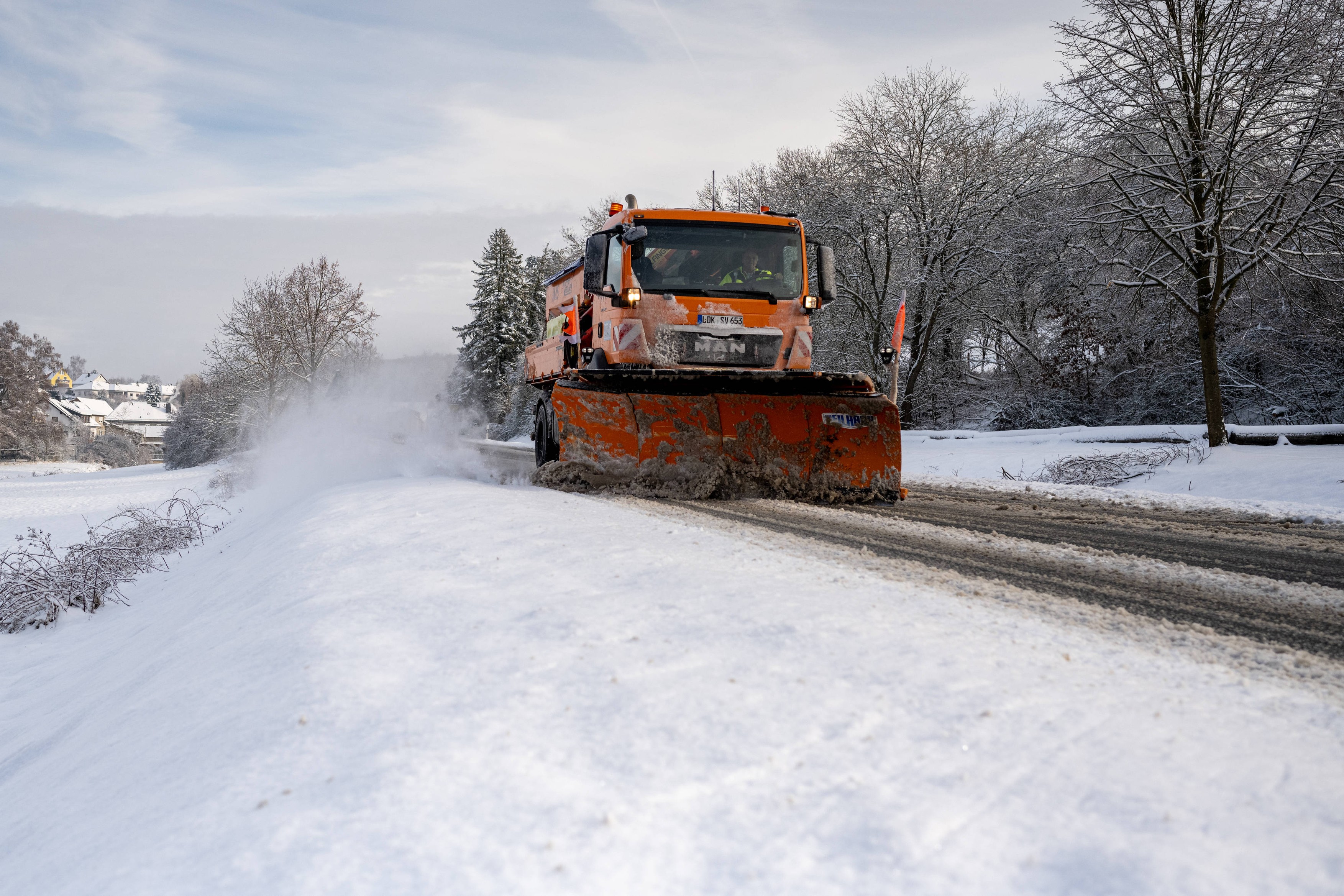 Vreme extremă în Europa. Sute de zboruri anulate, trenuri oprite și trafic rutier paralizat din cauza ninsorilor și a gerului