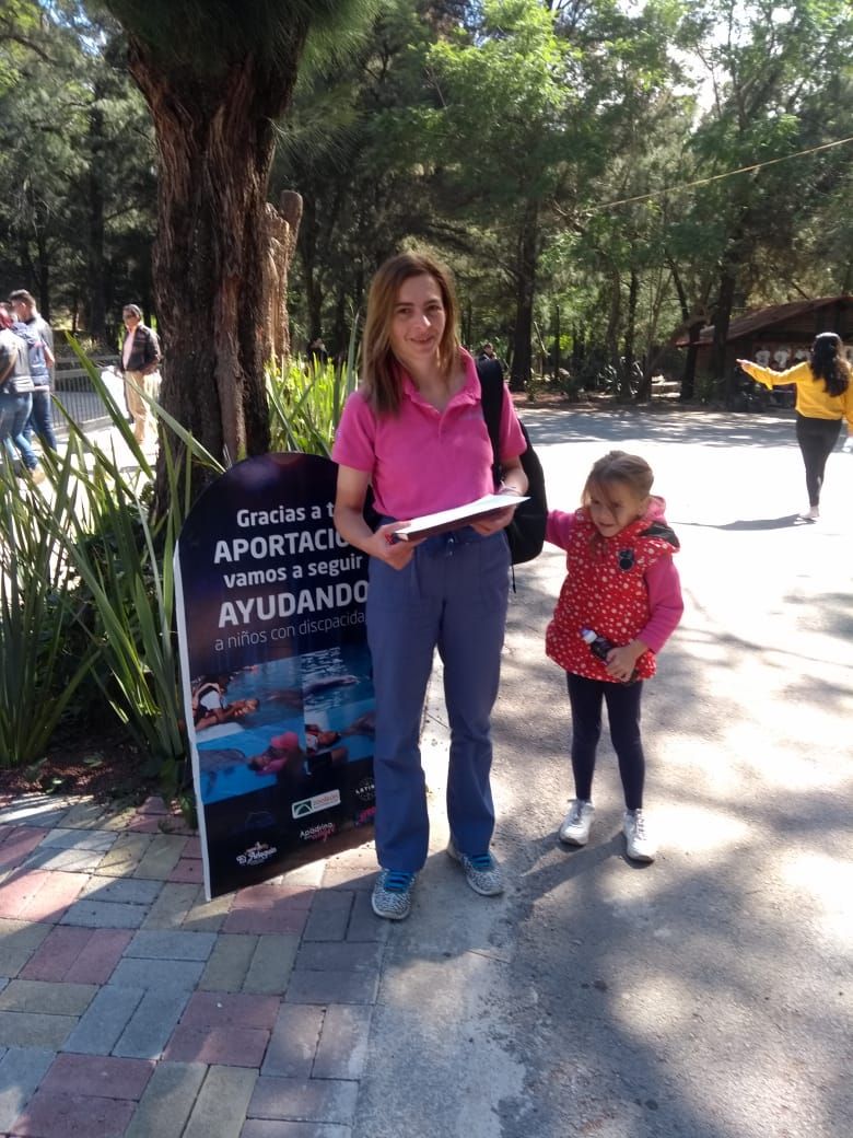 VIDEO/ Terapie cu delfini la 10.000 de kilometri distanță, pentru fetița ei diagnosticată cu autism. Cum a ajuns o mamă din Gorj să facă voluntariat în Mexic