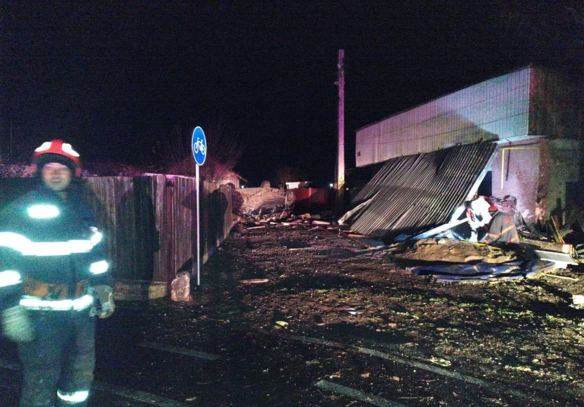 O maşină s-a răsturnat în Vaslui şi a rupt două racorduri de gaze. Şoferul şi pasagerii nu au fost găsiți
