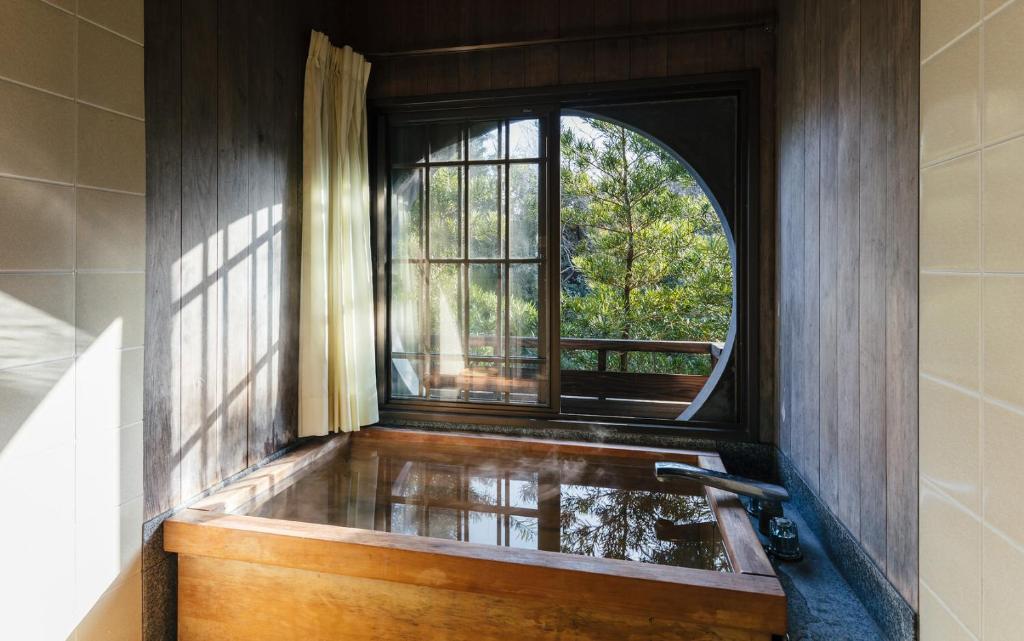Managerul unui hotel a recunoscut că a schimbat apa de la Spa doar de două ori pe an. Unde s-a întâmplat