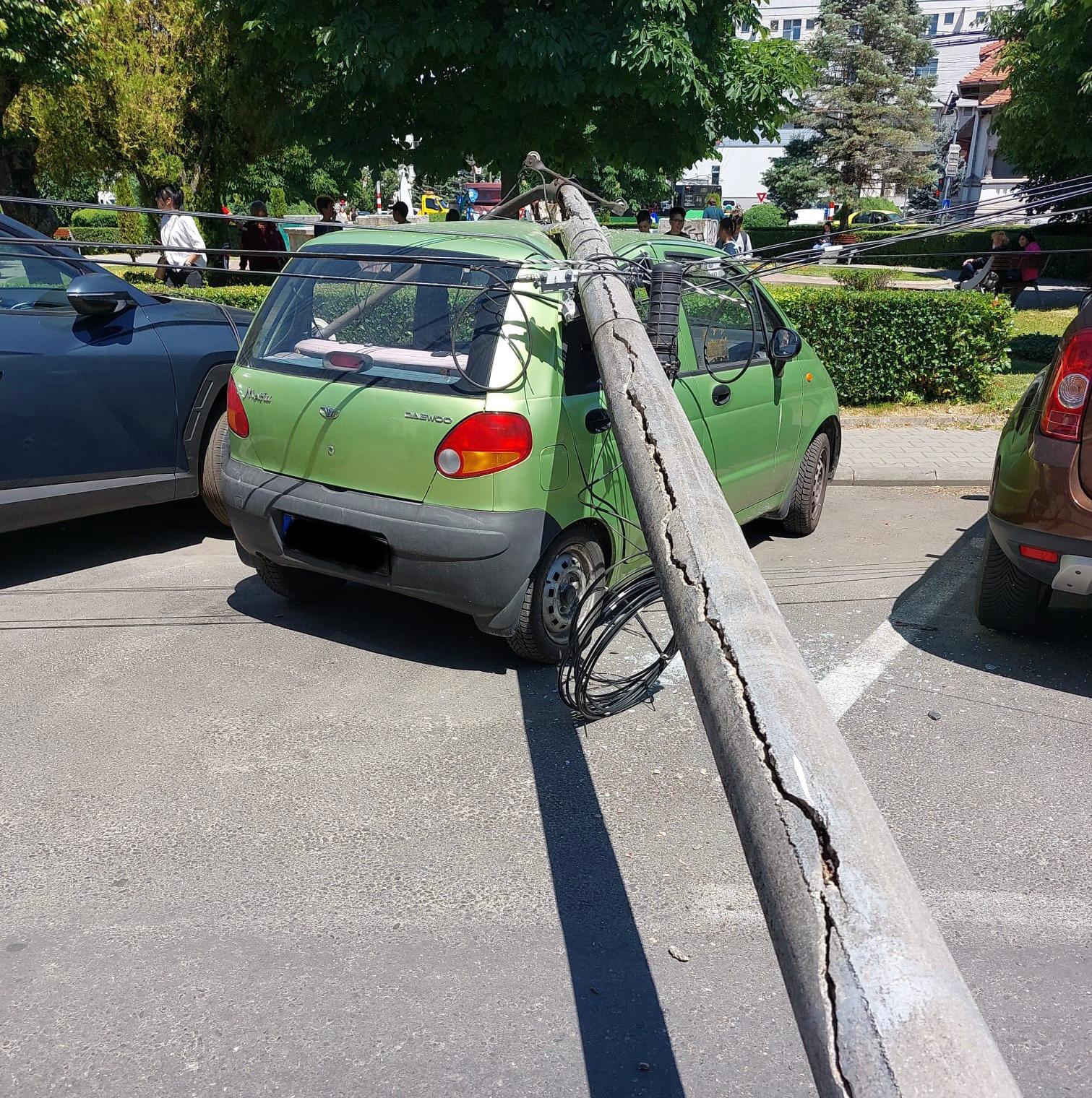 VIDEO |  Autoturism strivit sub un stâlp de curent, într-o parcare din Târgu-Jiu. Incidentul a avut loc în apropiere de o grădiniță