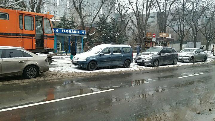 #salvatipipera. Circulația tramvaielor din zona Pipera, blocată de un autoturism parcat neregulamentar