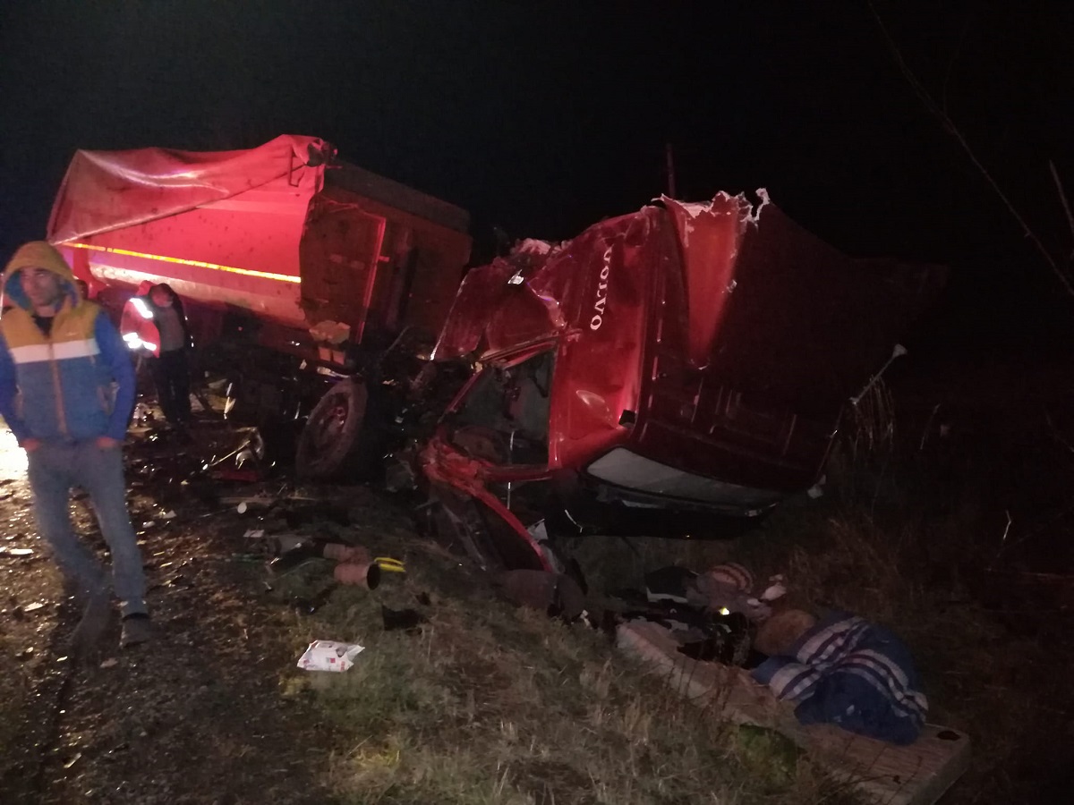 Filmul accidentului cu patru morți de la Cornea. Fiul de 14 ani al șoferului vinovat a fost scos după 2 ore de sub camion