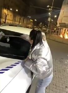 Oana Zăvoranu, filmată în timp ce spăla parbrize și a primit 5 lei. În ce situație a ajuns actrița