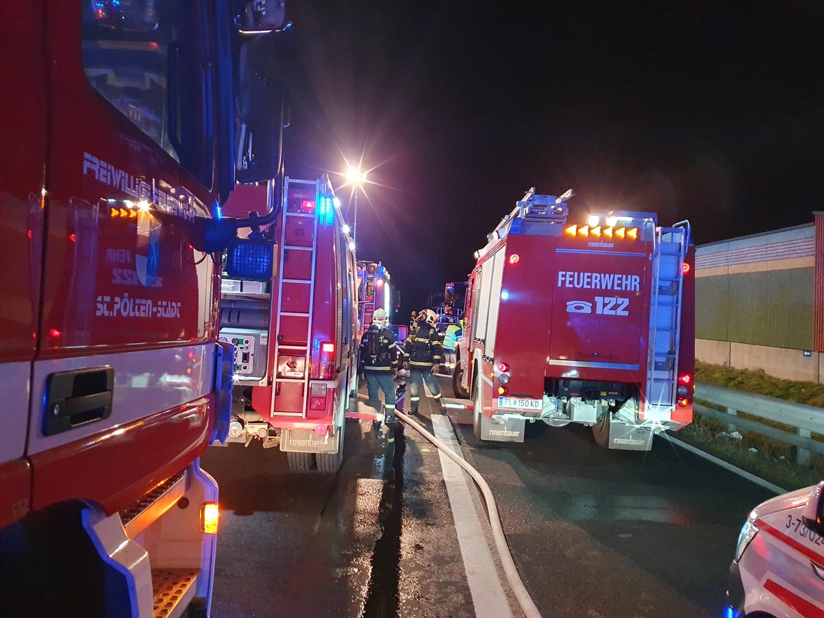 Un autocar cu 13 români în el s-a aprins în mers, în Austria, și s-a făcut scrum