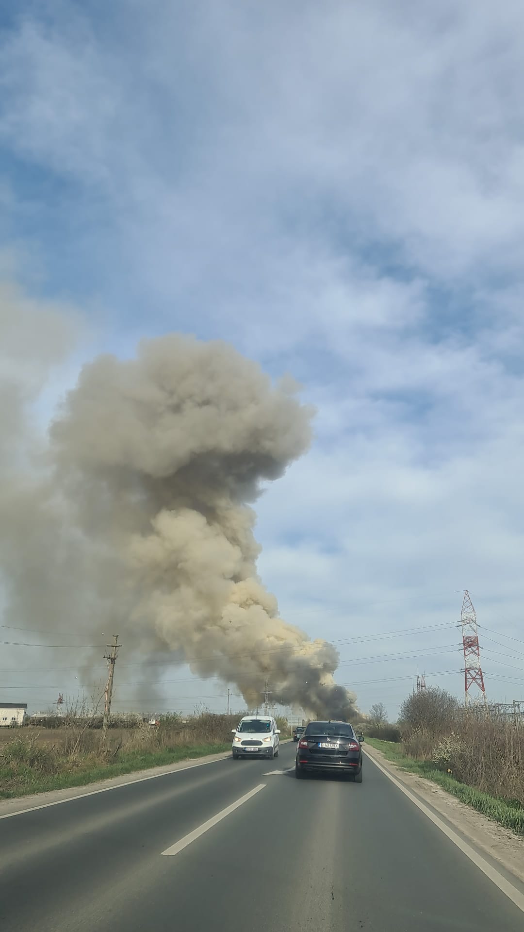 Incendiu puternic în Timișoara, la o fostă fabrică de țigări. În hala de lângă e depozitat azotat de amoniu lichid