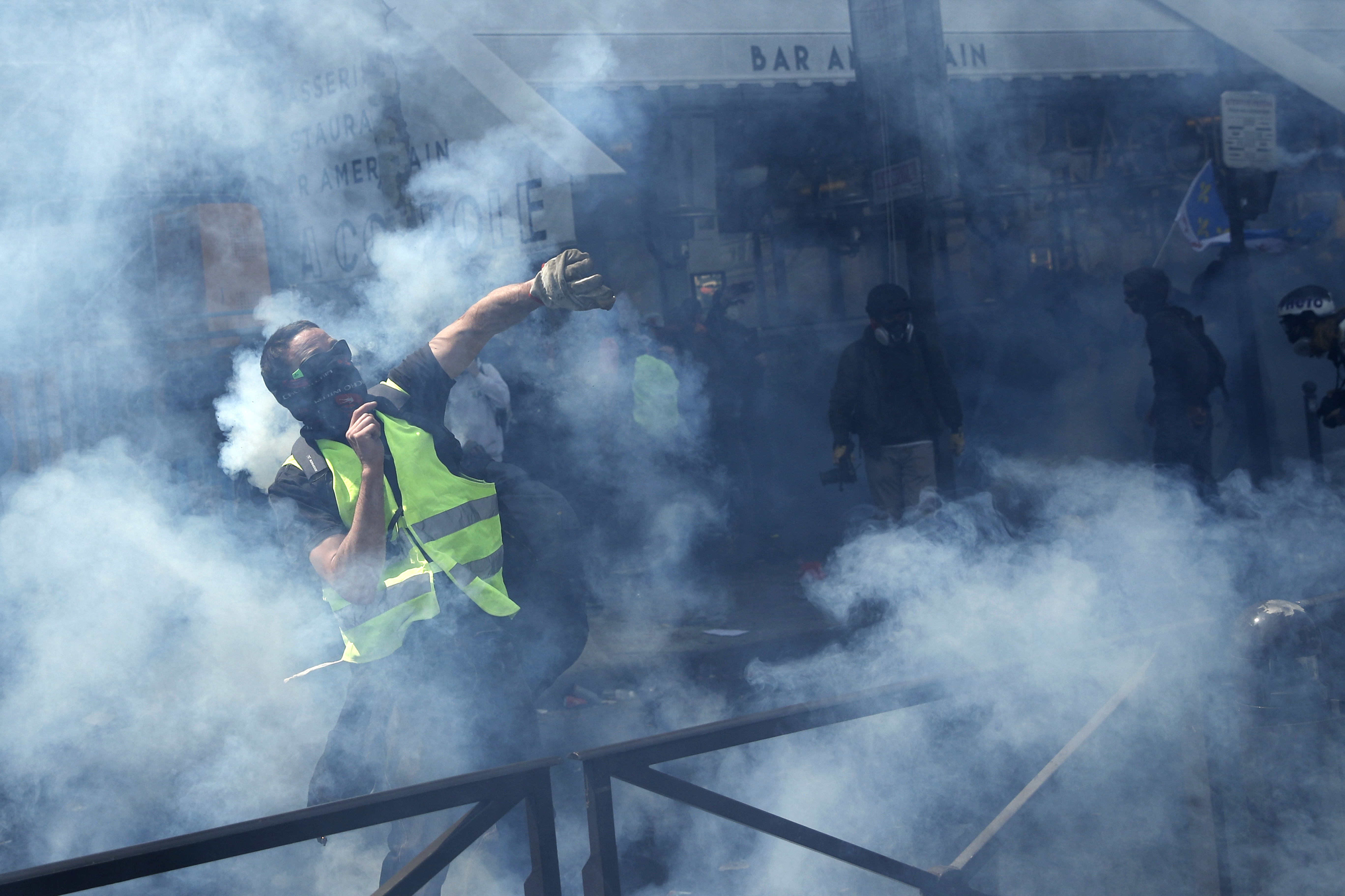 Violențe la mitingul de 1 Mai de la Paris. Poliția a făcut arestări și a lansat gaze lacrimogene (FOTO)