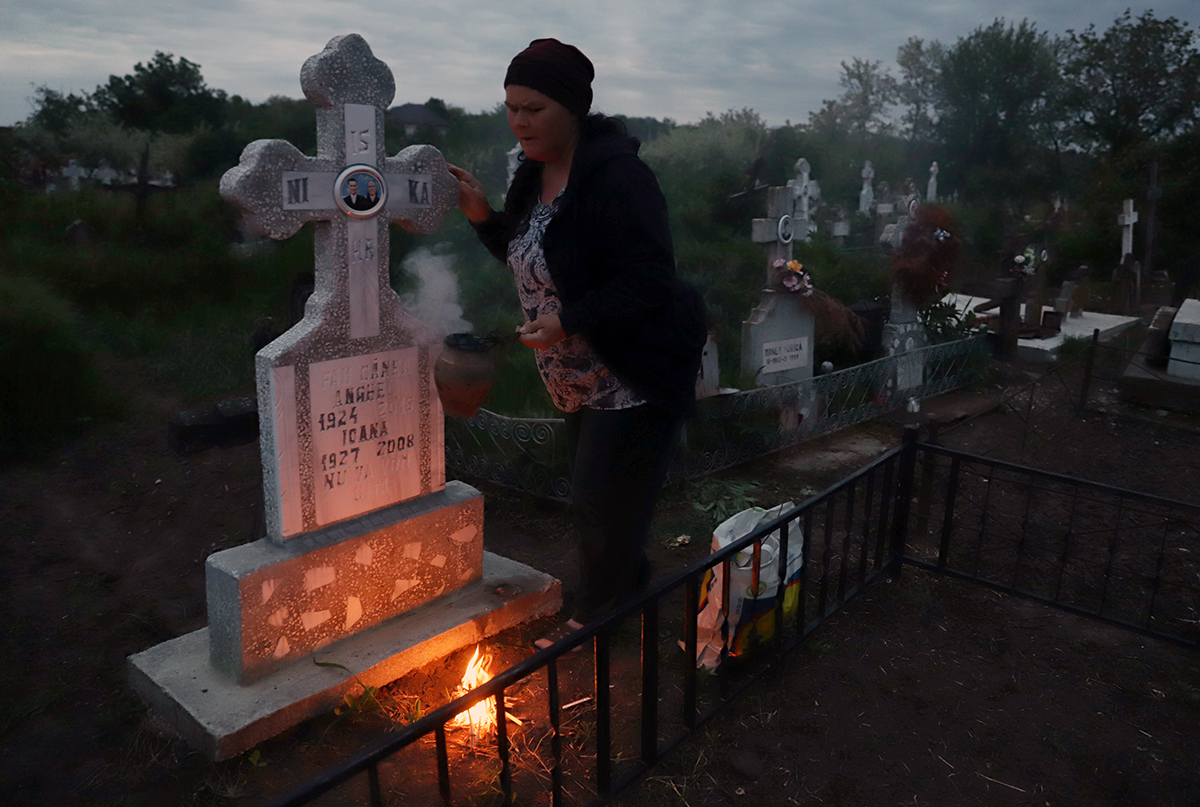 De ce aprind sătenii din Copaciu focul lângă morminte în Joia Mare. „Cu câțiva ani în urmă, aveai impresia că a luat foc cimitirul”