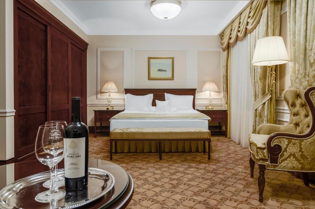 La TVR nu e austeritate. Șeful instituției, Dan Turturică, a călătorit de la București la Chișinău cu zbor la business class și a avut cazare la hotel de cinci stele. Reacția TVR