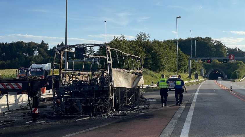 Un șofer român a ieșit dintr-un tunel cu autocarul în flăcări, în Elveția. Avea 44 de turiști la bord, majoritatea americani