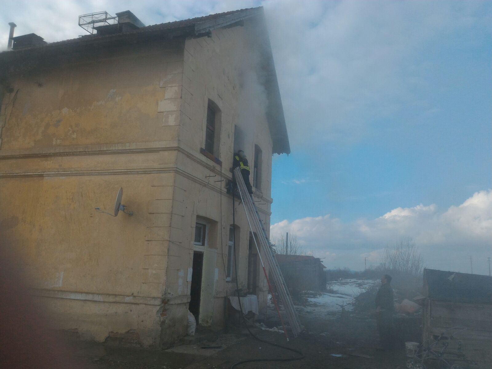 O mamă şi copilul ei au suferit arsuri grave într-un incendiu în judeţul Braşov. Femeia, care a încercat să-și salveze copilul din flăcări, a murit la spital/ FOTO