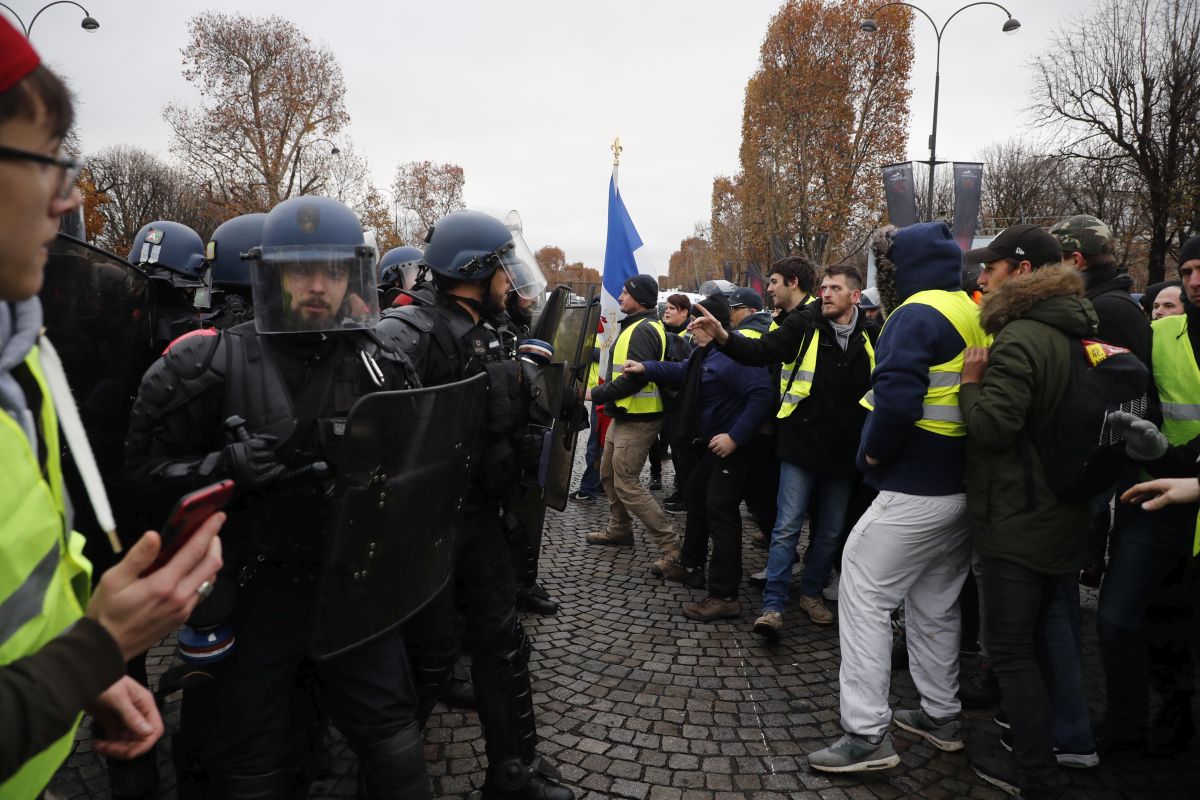 FOTO | Mesajul lui Emmanuel Macron pentru protestatarii „Vestele Galbene” care s-au confruntat cu jandarmii în Paris: „Ruşine să le fie”