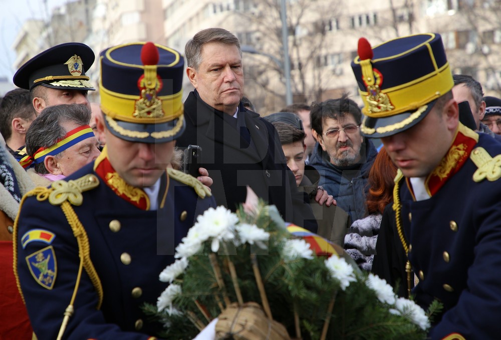 Preşedintele Iohannis a participat la ceremonia dedicată victimelor Revoluţiei, în Piaţa Universităţii / FOTO&VIDEO