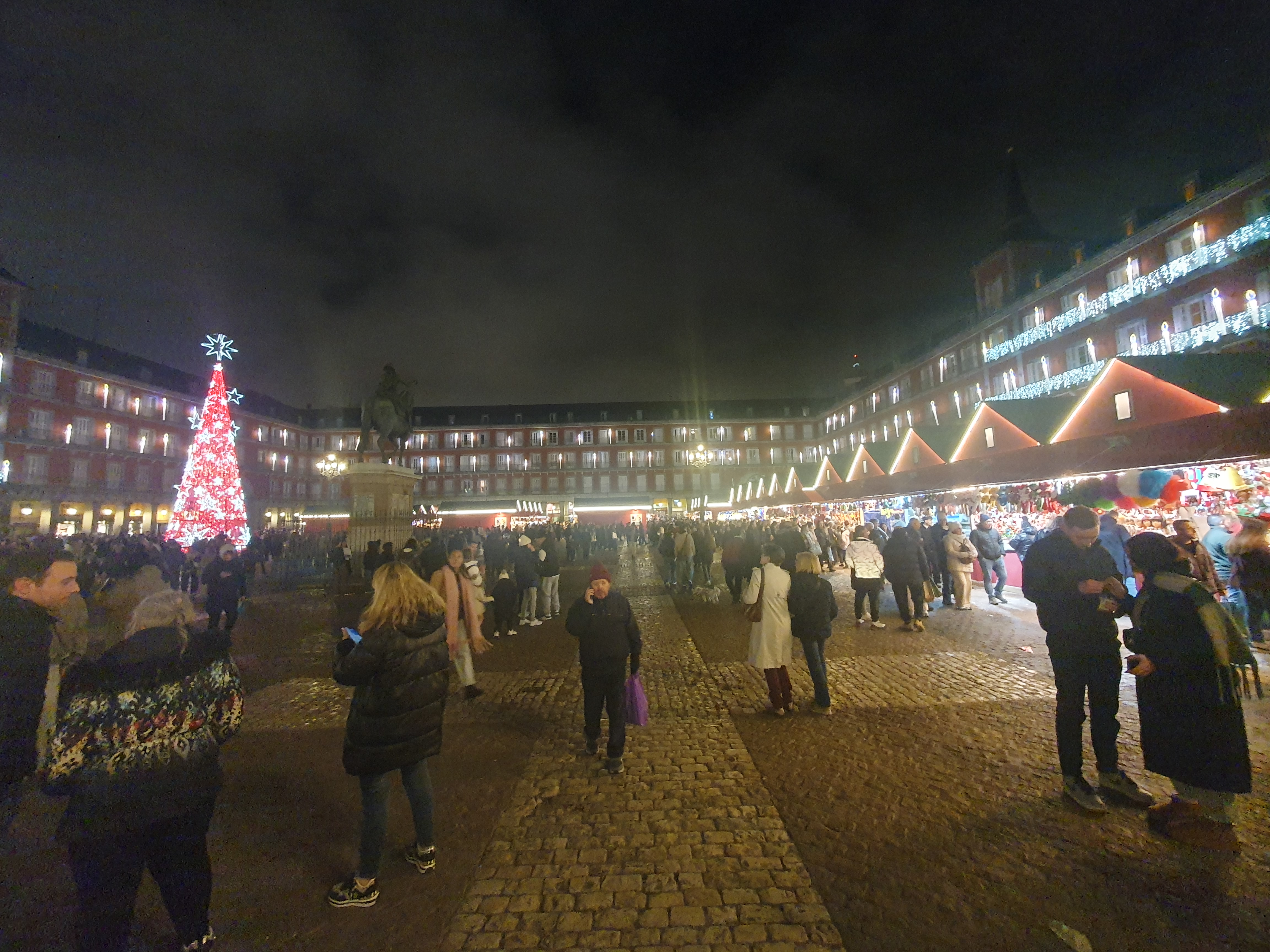 Sărbătorile de iarnă la Madrid. Explozia culinară din capitala Spaniei. Cât costă o porție de fructe de mare sau un pahar de vin în Mercado de San Miguel