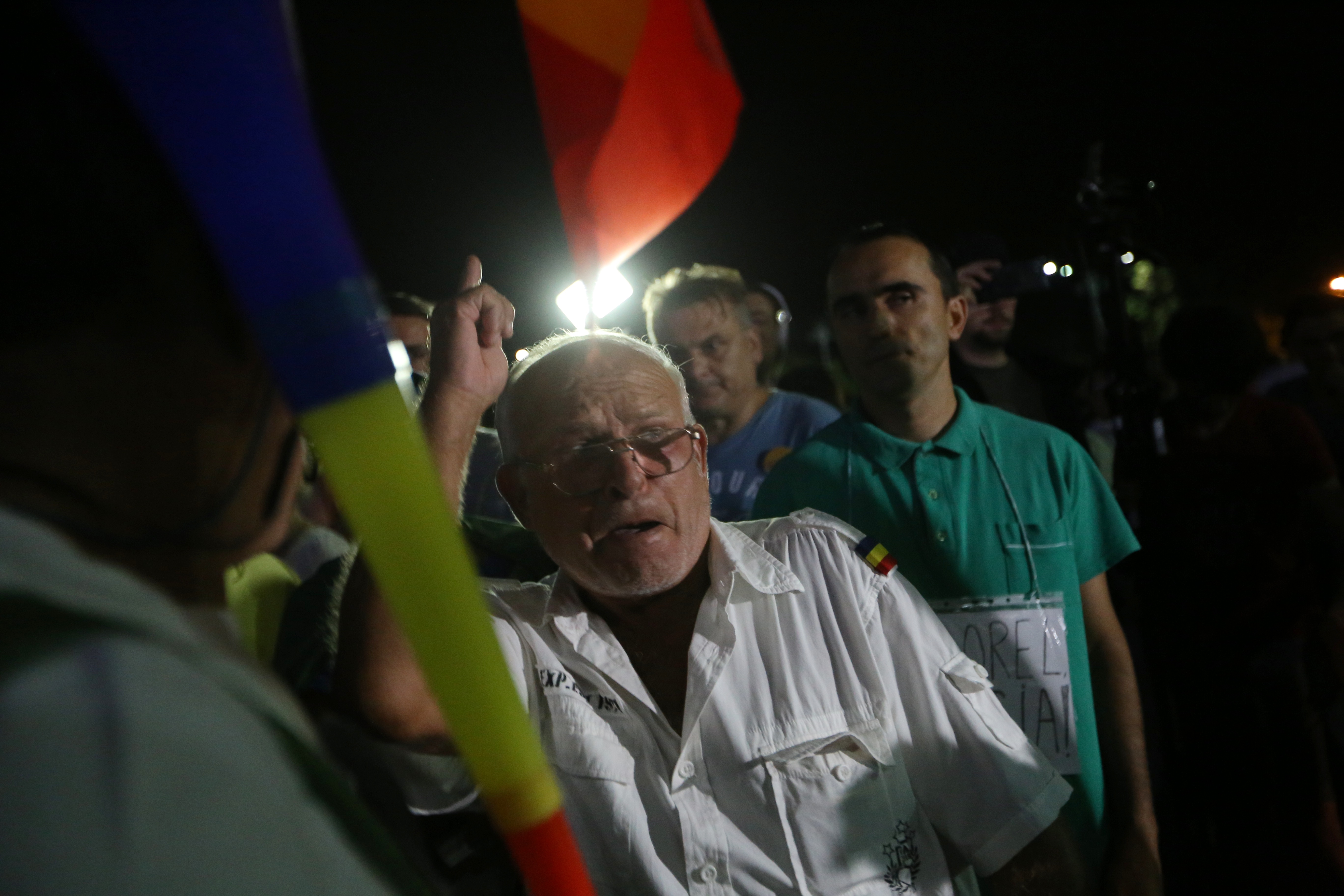 FOTO&VIDEO/ Peste 2.500 de oameni au protestat în Piața Victoriei faţă de modificările la legile justiţiei