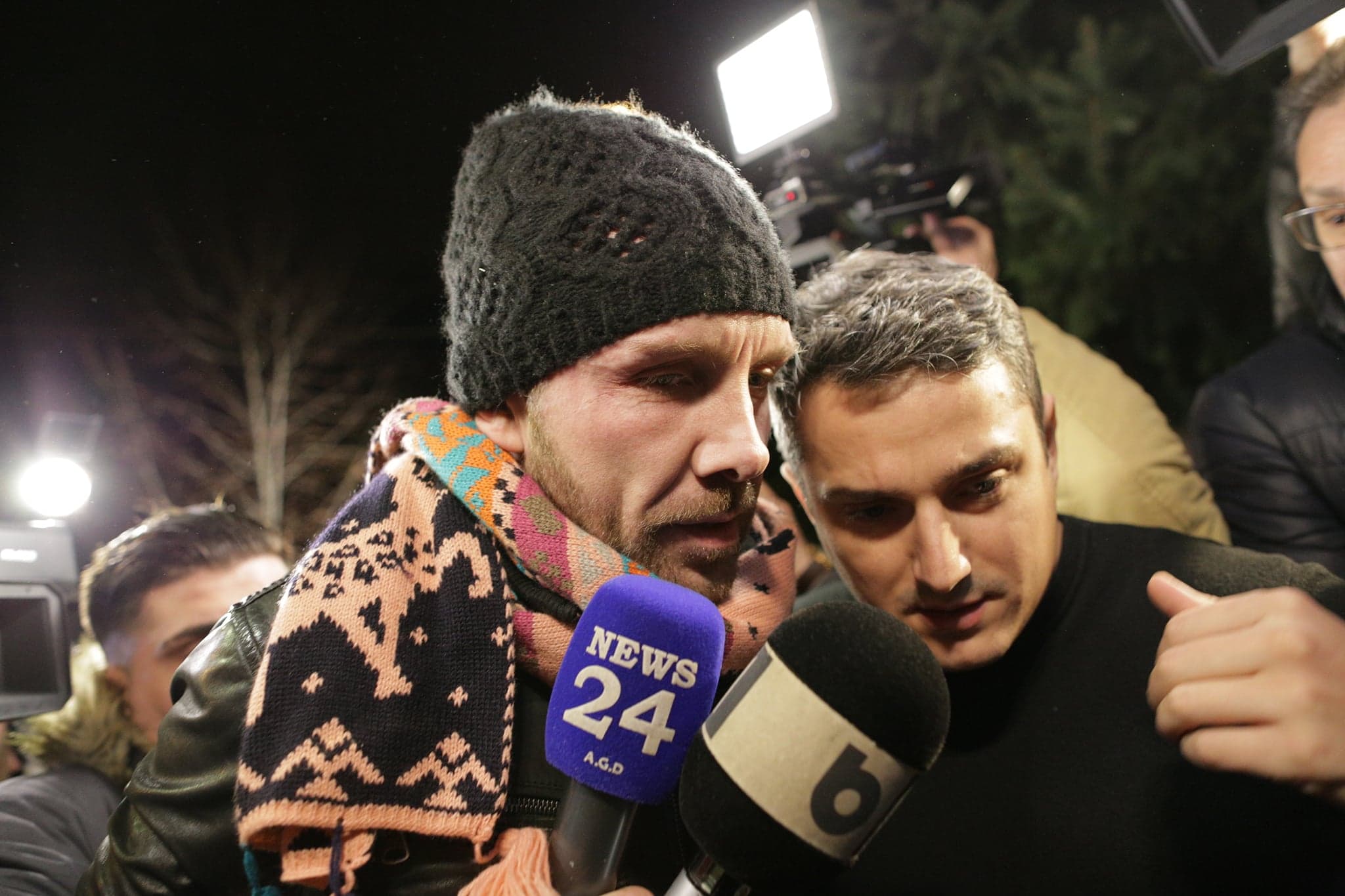 FOTO& VIDEO | Medicul fals Matteo Politi a fost reținut pentru 24 de ore. Primele imagini cu italianul, escortat de polițiști