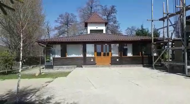 VIDEO/Automat cu lumânări și tămâie la intrarea într-un cimitir din Prahova. Inițiativa aparține preotului unei parohii din Câmpina