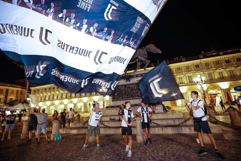 VIDEO | Juventus Torino, campioană a Italiei pentru a noua oară la rând. Imagini rare cu bucuria din vestiar