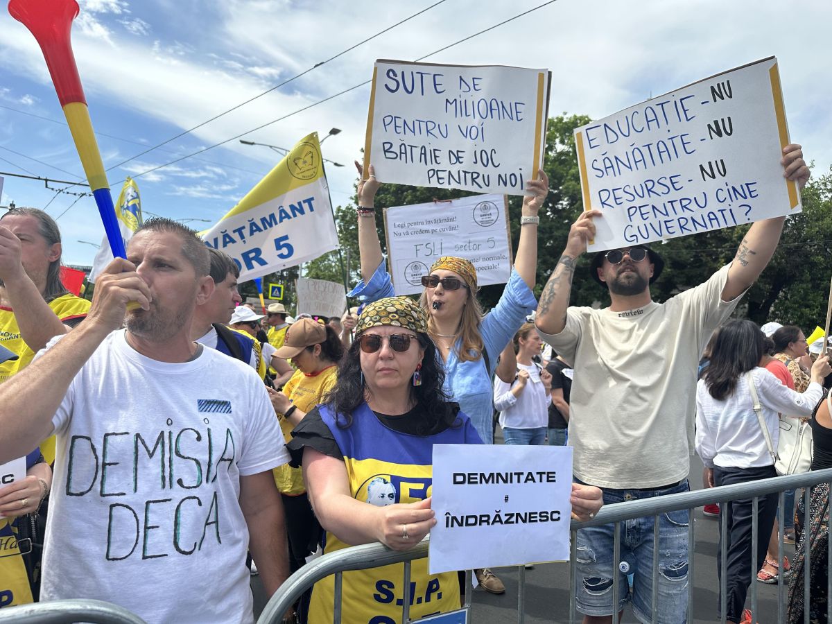 Protest al profesorilor, în a treia săptămână de grevă. Manifestanții au scandat în fața Palatului Cotroceni: „Demisia!”, „Nu cedăm!”