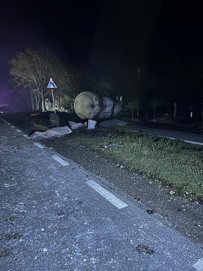 Imagini cu căștile topite ale pompierilor care au intervenit la Crevedia. „Echipamente uzate, uniforme găurite, roboții pot fi controlați doar la o distanță de 300 de metri”