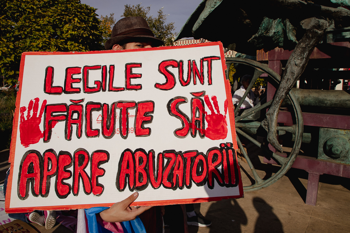 REPORTAJ. De ce au ieșit sute de femei să-și ceară drepturile în stradă: „La mine în sat, violența domestică e regula zilei. Iar poliția nu te ia în serios”