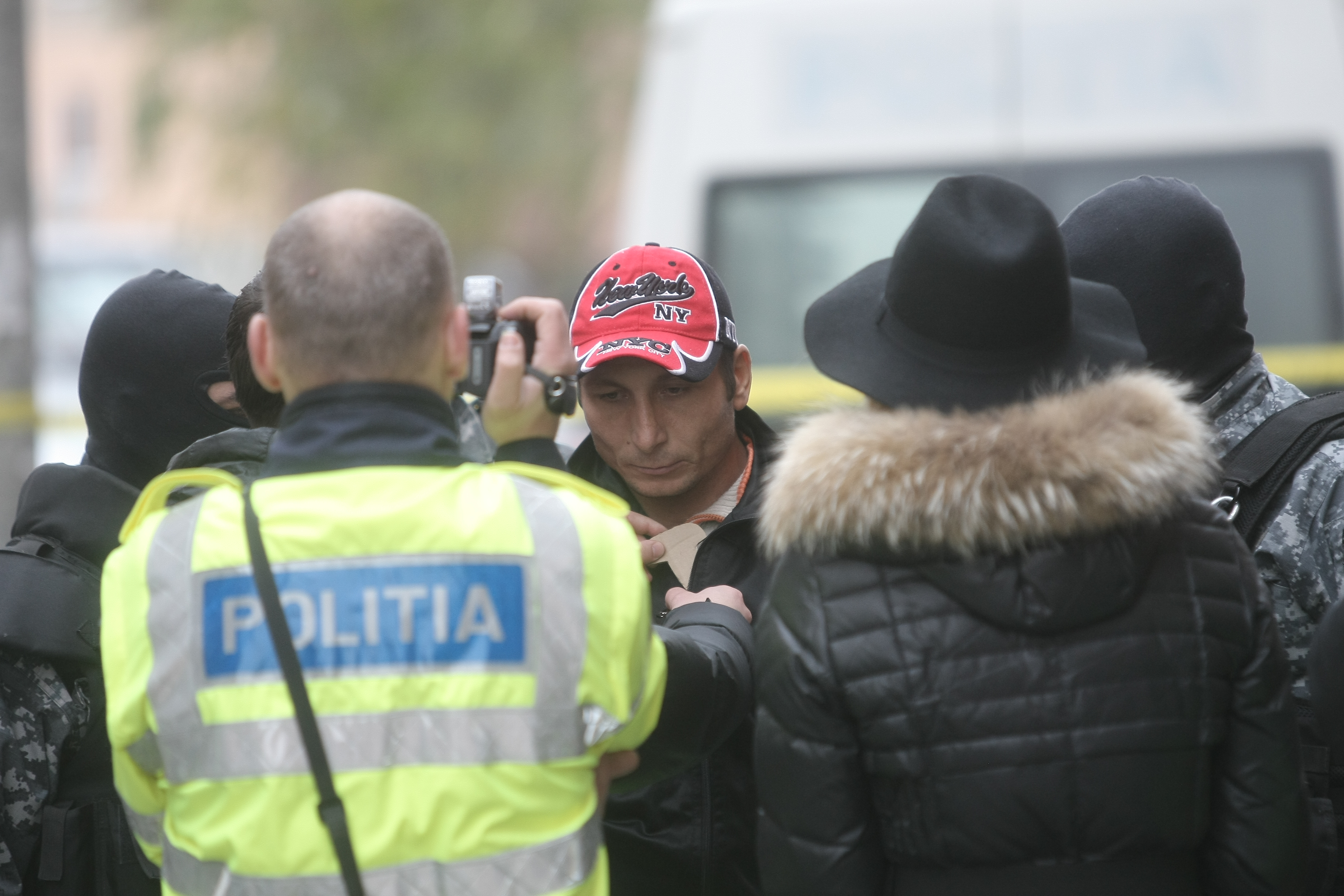 ”Înarmat” cu un cuțit din lemn, bărbatul care și-a hăcuit  fata vitregă a fost din nou la locul groaznicului asasinat