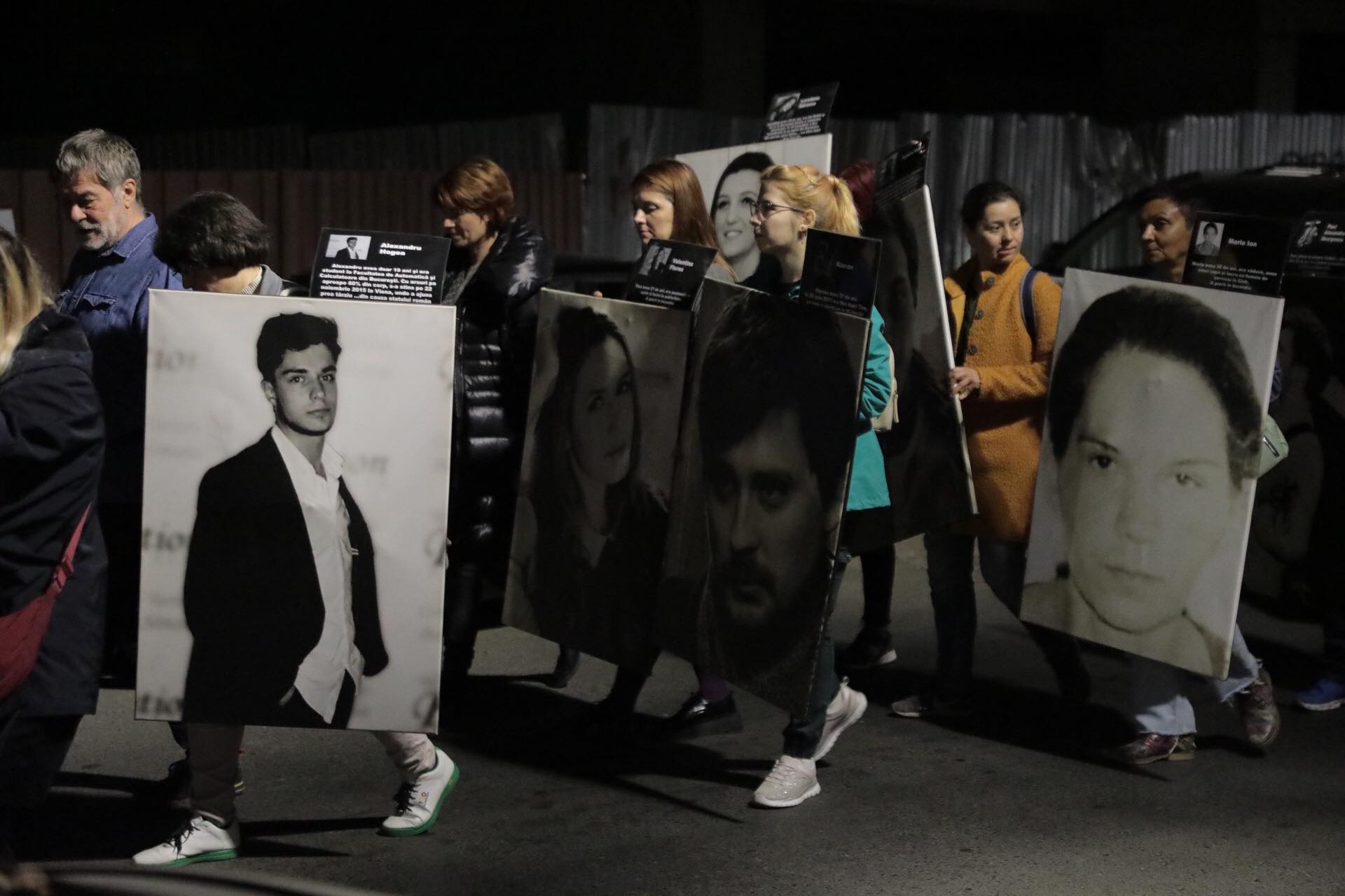 Marș în memoria victimelor de la Colectiv. Fotografiile tinerilor care au murit au fost așezate în fața Parchetului