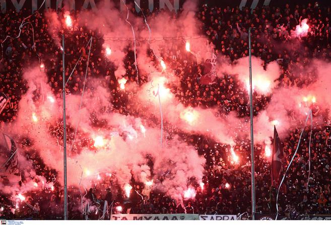Război în Grecia: meciul PAOK - Olympiacos a fost abandonat. ^Fanii au intrat pe teren! Antrenorul oaspeților a fost lovit / VIDEO