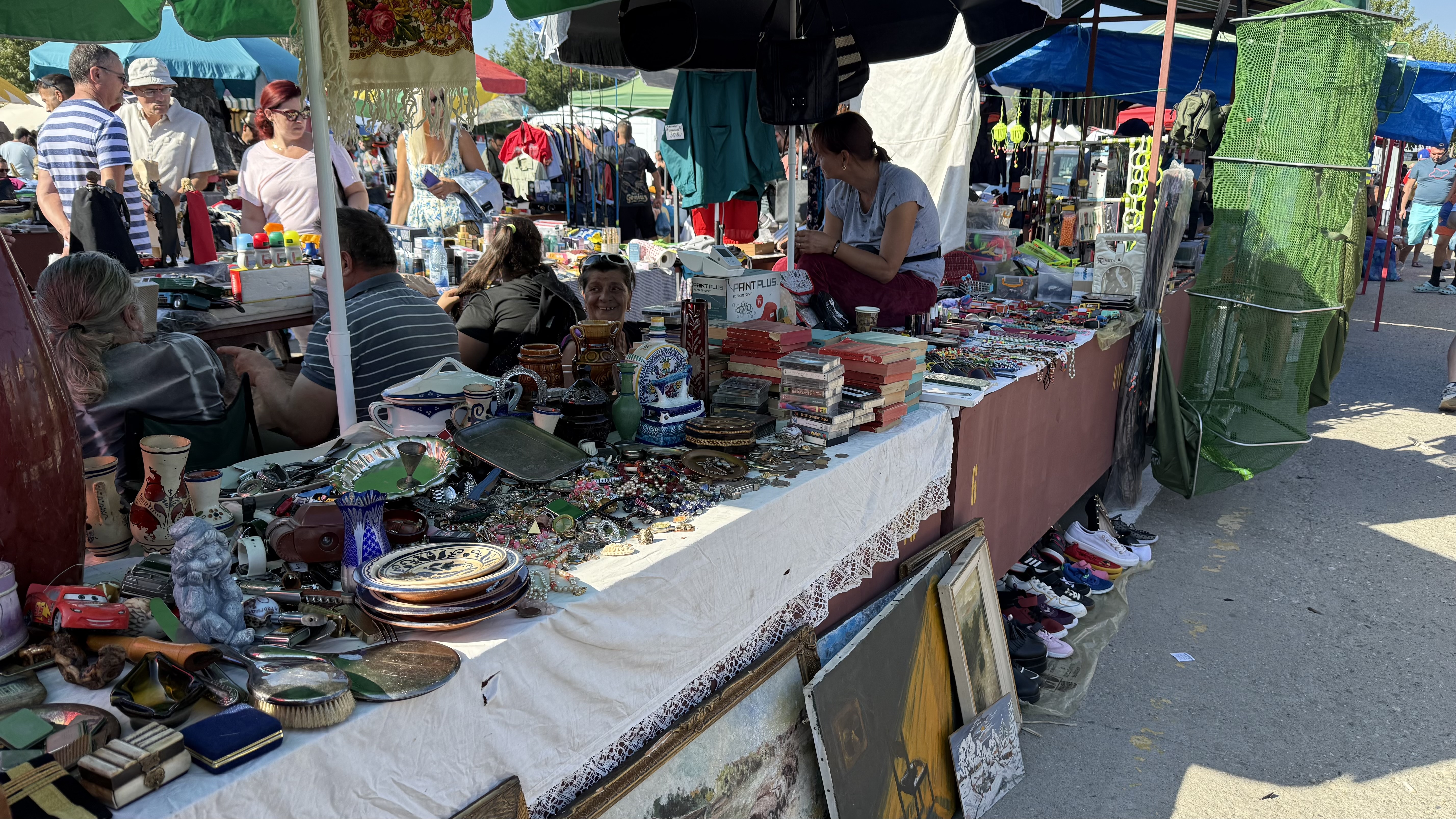 „Mi-e rușine, dar ce să fac?!”. Poveștile emoționante ale românilor care trăiesc în sărăcie și își vând trecutul pe tarabe, în târg