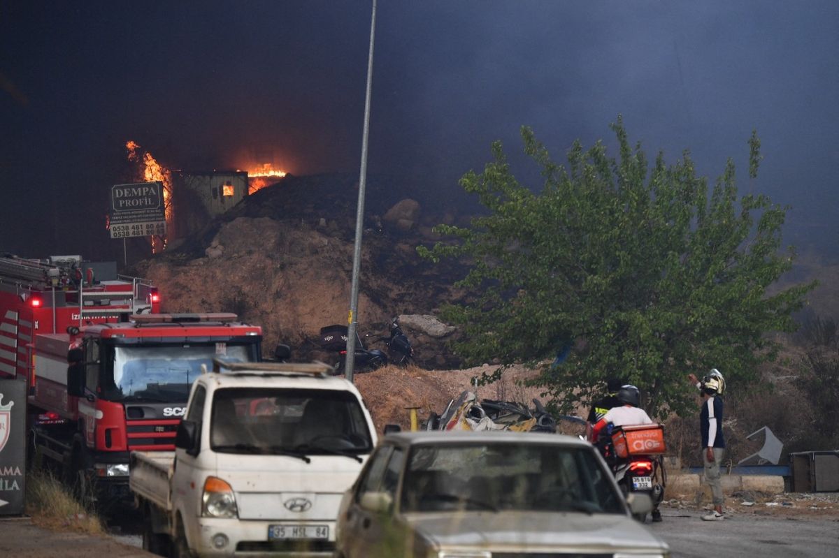 Un incendiu de pădure s-a extins până în zonele rezidențiale din orașul turc Izmir. Oameni evacuați din mai multe cartiere