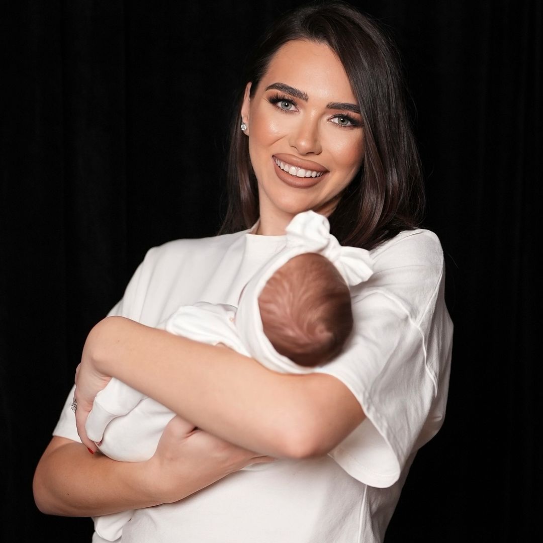 Iustina și Cornel de la Insula Iubirii, fotografii adorabile cu fetița lor. Ivana Nectaria a împlinit o lună