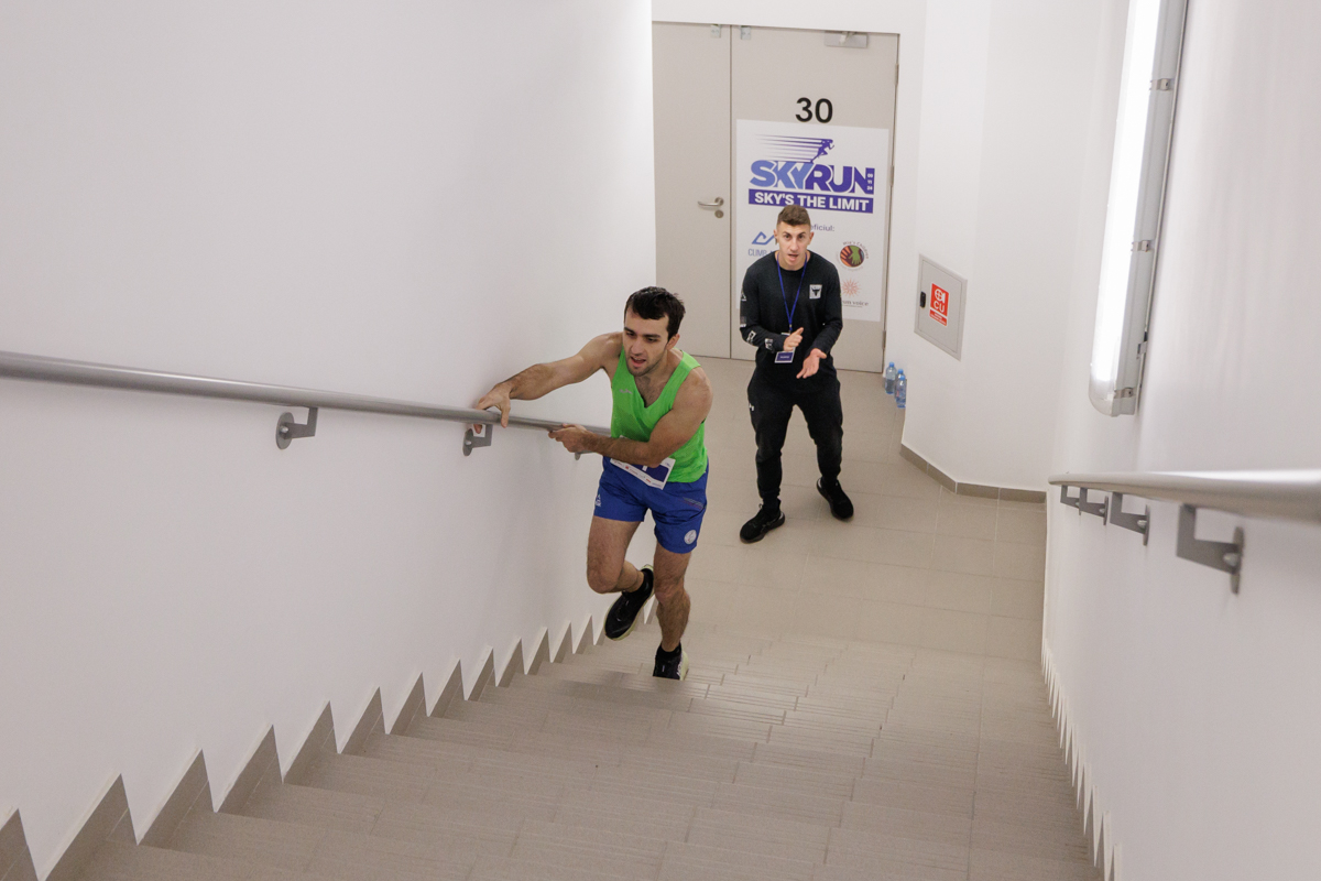 780 de oameni au urcat cele 620 de scări ale Sky Tower, cea mai înaltă clădire din București. Cel mai vârstnic participant a avut 77 de ani: „Merg la sală de cinci ori pe săptămână”