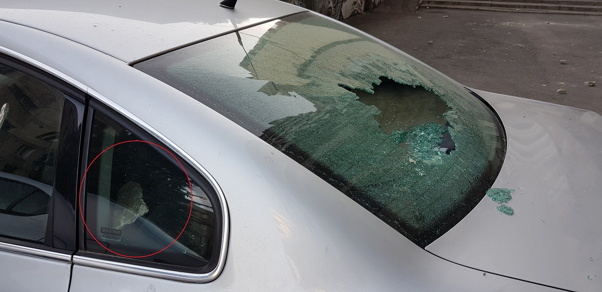 Blocurile din Sectorul 5, pericol pentru trecători. O bucată de tencuială a distrus parbrizul unei mașini