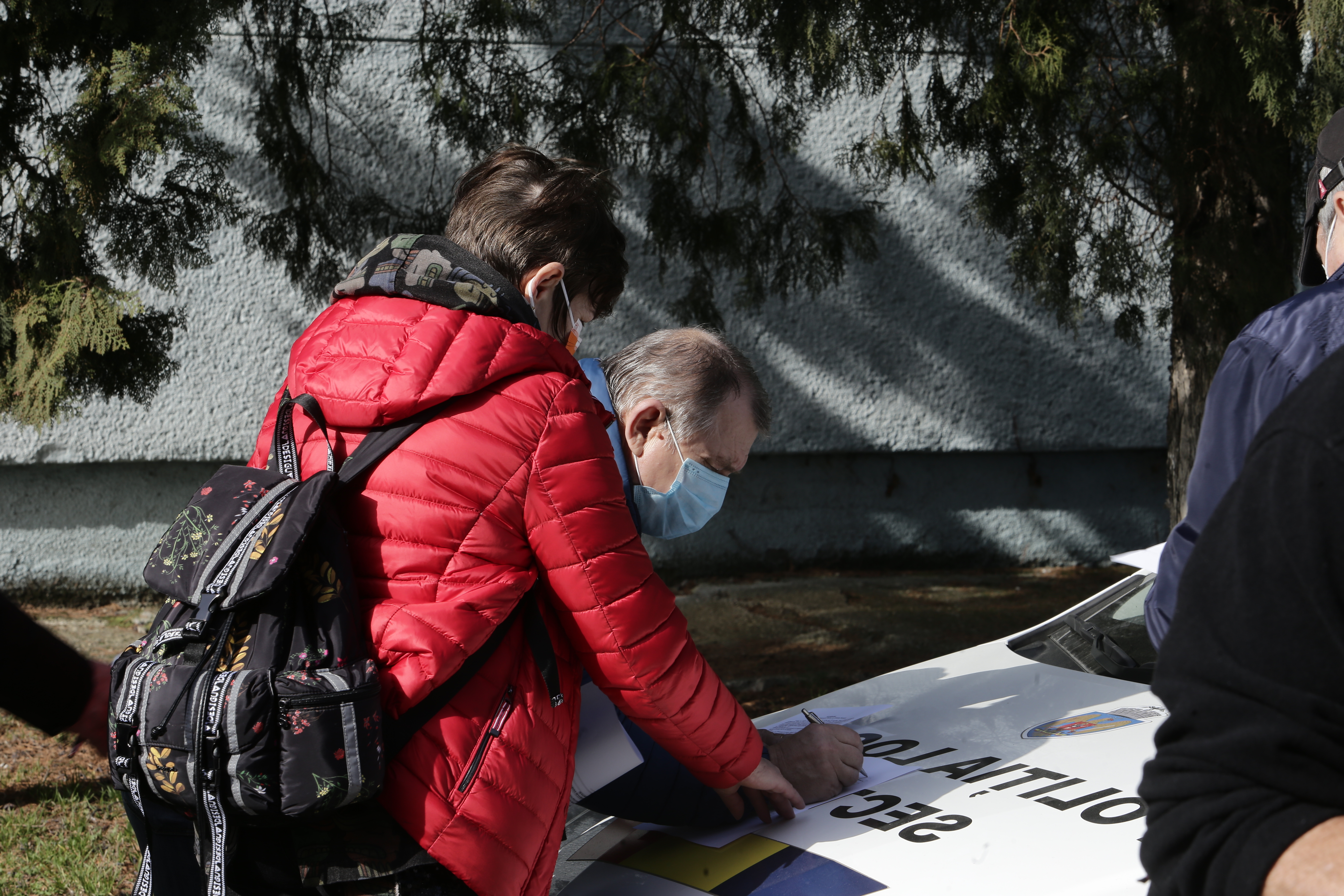 Sute de oameni, la coadă la centrele de vaccinare de la Romexpo. Oficialii spun că mulți au venit mult mai devreme decât erau programați