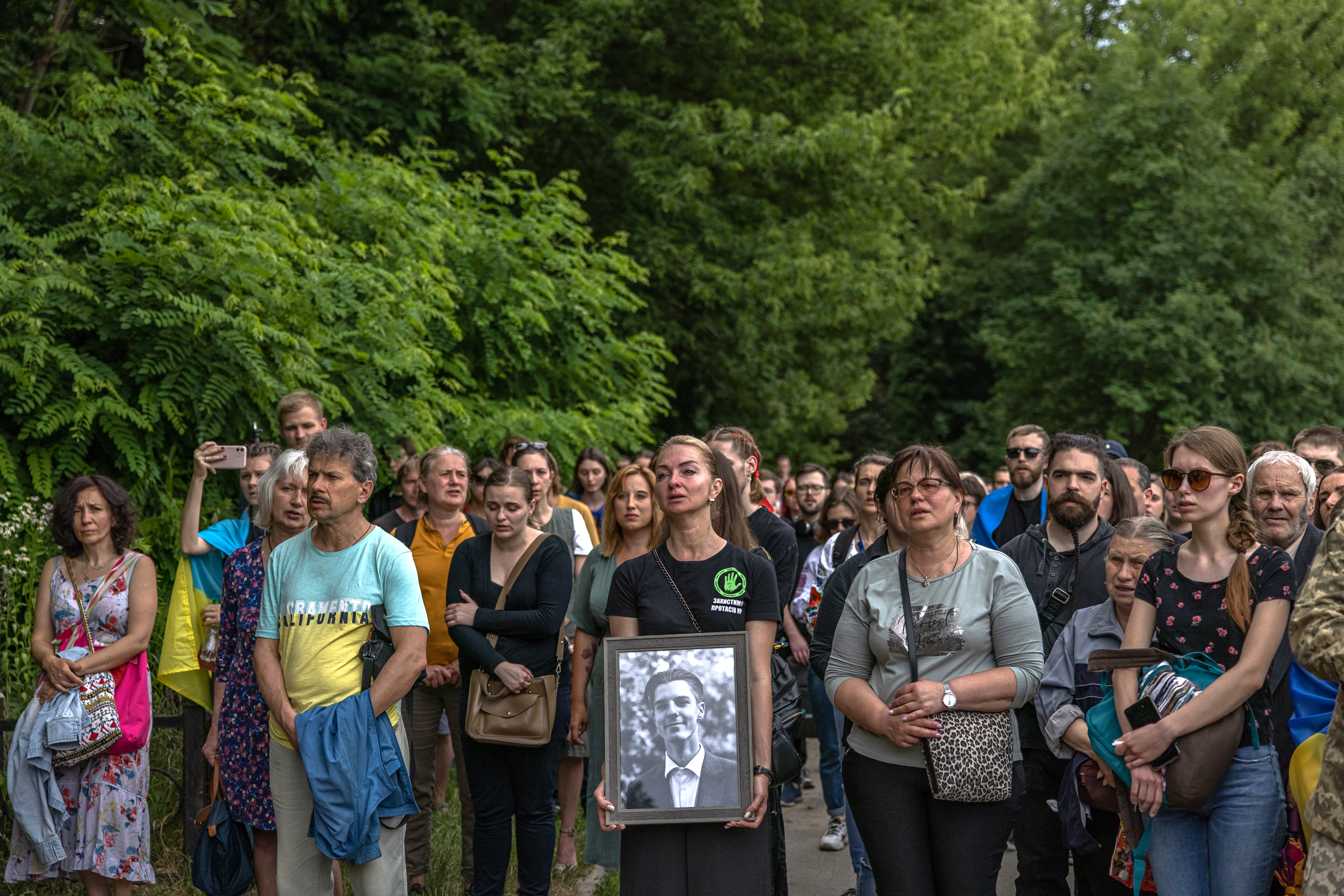 Sute de ucraineni au participat la Kiev la înmormântarea unui tânăr activist, ucis în estul Ucrainei